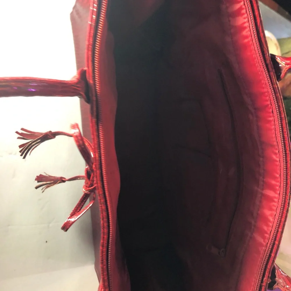 Elegant Red Crocodile-Embossed Shoulder Bag - Picture 6 of 12